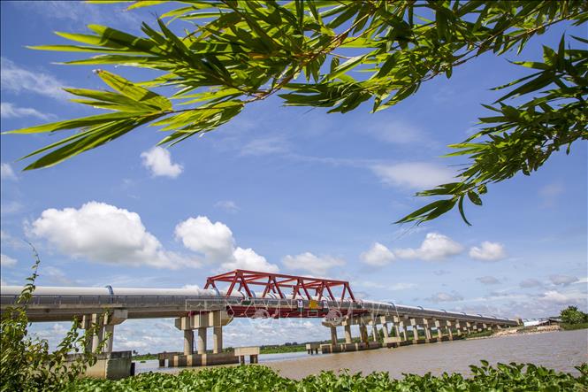 Dự án Tưới tiêu khu vực phía Tây sông Vàm Cỏ Đông đã hoàn thành giai đoạn 1, phát huy hiệu quả rõ rệt trong phục vụ sản xuất nông nghiệp, cải thiện đời sống người dân. Ảnh: Giang Phương - TTXVN