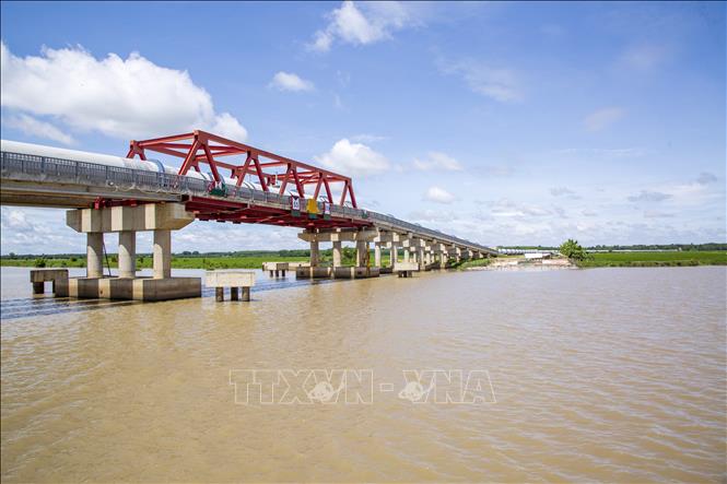 Dự án Tưới tiêu khu vực phía Tây sông Vàm Cỏ Đông đưa nước hồ Dầu Tiếng vượt sông Vàm Cỏ Đông để cung cấp nước cho vùng biên giới Tây Ninh. Ảnh: Giang Phương - TTXVN