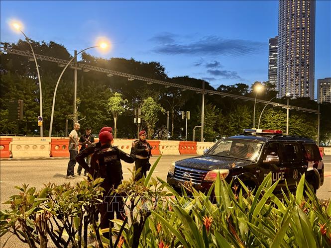 Cảnh sát Singapore làm nhiệm vụ an ninh tại nơi công cộng. Ảnh: Đỗ Vân-PV TTXVN tại Singapore