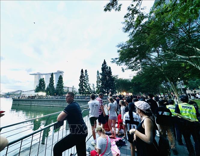 Nhiều người dân chăm chú xem trình diễn máy bay. Ảnh: Đỗ Vân-PV TTXVN tại Singapore