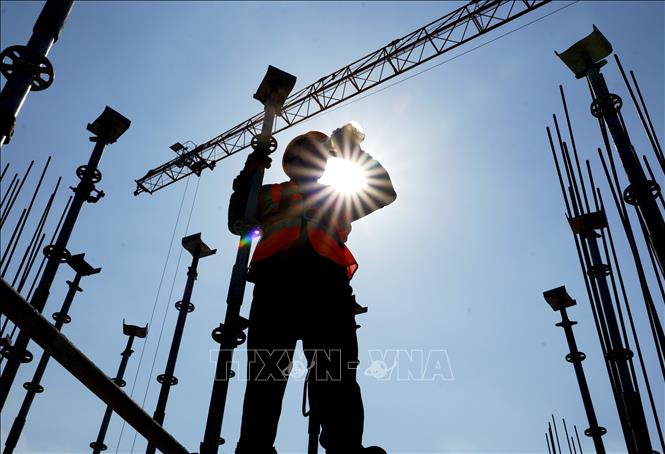 Công nhân làm việc tại công trường xây dựng trong thời tiết nắng nóng ở Trịnh Châu, tỉnh Hà Nam. Ảnh: THX/TTXVN