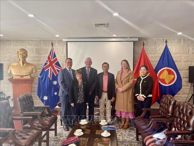 Đại sứ Việt Nam tại Australia Phạm Hùng Tâm (thứ ba từ phải sang) tiếp Thị trưởng Thành phố Cockburn Logan K. Howlett. Ảnh: TTXVN phát