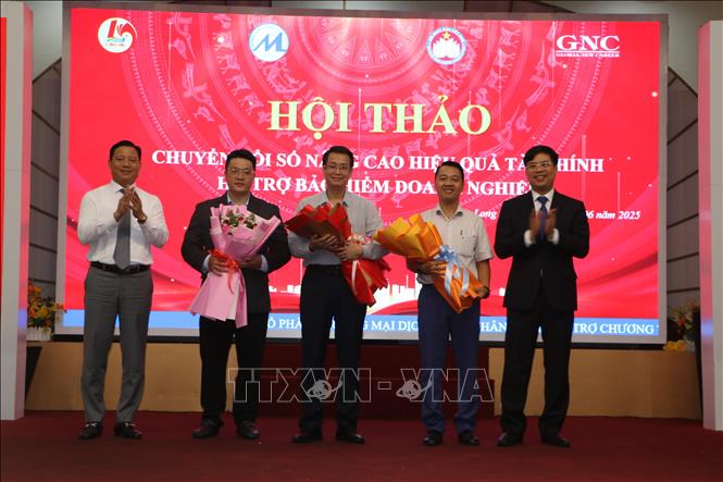 Ông Phạm Tấn Hòa -Phó Chủ tịch UBND tỉnh Long An, tặng hoa chúc mừng Ban tổ chức Hội thảo. Ảnh: Thanh Bình -TTXVN