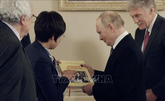Tổng giám đốc Thông tấn xã Việt Nam Vũ Việt Trang trân trọng trao tặng Tổng thống LB Nga Vladimir Putin cuốn sách ảnh song ngữ Việt - Anh “100 năm Báo chí Cách mạng Việt Nam (1925 - 2025)”, do Nhà xuất bản Thông tấn biên soạn, xuất bản. Ảnh: Quang Vinh-PV TTXVN tại LB Nga