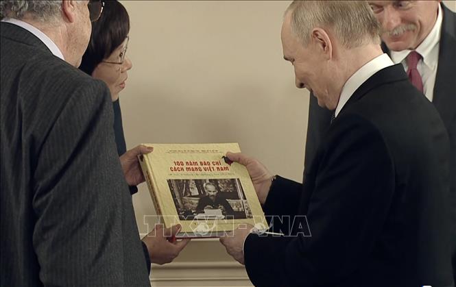 Tổng giám đốc Thông tấn xã Việt Nam Vũ Việt Trang trân trọng trao tặng Tổng thống LB Nga Vladimir Putin cuốn sách ảnh song ngữ Việt - Anh “100 năm Báo chí Cách mạng Việt Nam (1925 - 2025)”, do Nhà xuất bản Thông tấn biên soạn, xuất bản. Ảnh: Quang Vinh-PV TTXVN tại LB Nga
