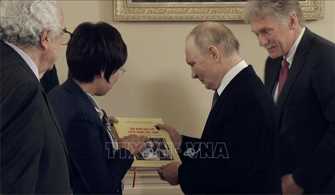 Tổng giám đốc Thông tấn xã Việt Nam Vũ Việt Trang trân trọng trao tặng Tổng thống LB Nga Vladimir Putin cuốn sách ảnh song ngữ Việt - Anh “100 năm Báo chí Cách mạng Việt Nam (1925 - 2025)”, do Nhà xuất bản Thông tấn biên soạn, xuất bản. Ảnh: Quang Vinh-PV TTXVN tại LB Nga