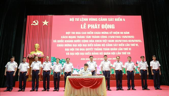 Thiếu tướng Nguyễn Văn Dũng, Bí thư Đảng ủy, Chính ủy - Chủ tịch Hội đồng thi đua khen thưởng Bộ Tư lệnh Vùng ký công nhận giao ước thi đua của các cơ quan, đơn vị. Ảnh: TTXVN phát