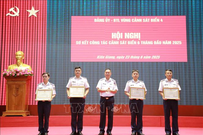 Thiếu tướng Nguyễn Văn Dũng, Bí thư Đảng ủy, Chính ủy Bộ Tư lệnh Vùng trao thưởng Bằng khen của Bộ trưởng Bộ Quốc phòng cho các tập thể, cá nhân. Ảnh: TTXVN phát