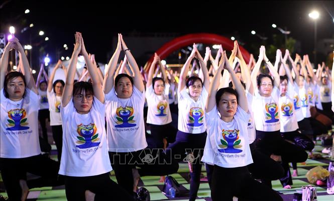 Đồng diễn Yoga tại chương trình. Ảnh: Trần Lê Lâm - TTXVN