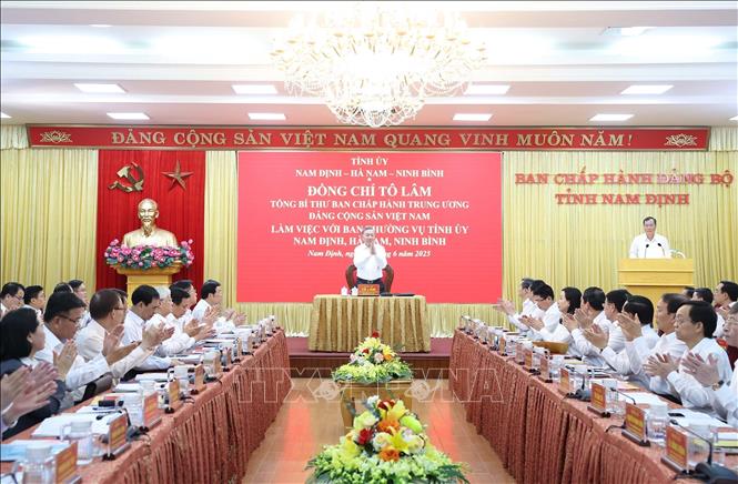 Party General Secretary To Lam has a working session with the Standing Boards of the Party Committees of the three localities in Nam Dinh on June 23. VNA Photo: Thống Nhất