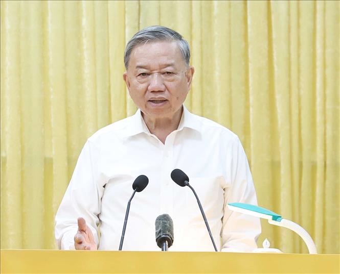 Party General Secretary To Lam has a working session with the Standing Boards of the Party Committees of the three localities in Nam Dinh on June 23. VNA Photo: Thống Nhất