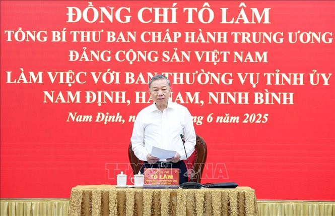 Party General Secretary To Lam has a working session with the Standing Boards of the Party Committees of the three localities in Nam Dinh on June 23. VNA Photo: Thống Nhất