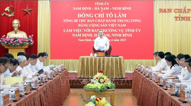 Party General Secretary To Lam has a working session with the Standing Boards of the Party Committees of the three localities in Nam Dinh on June 23. VNA Photo: Thống Nhất