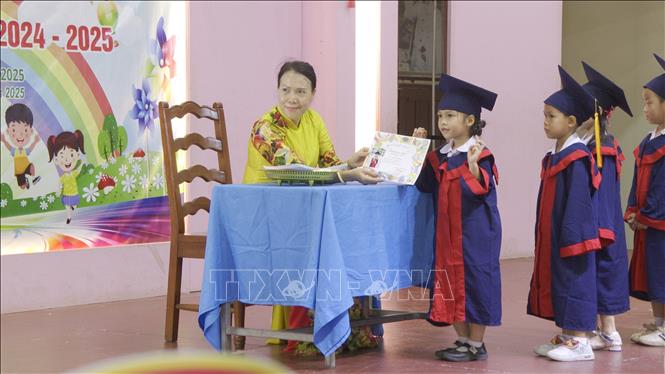 The closing ceremony for the 2024-2025 academic year of the Nguyen Du Lao-Vietnamese bilingual school in Vientiane on June 23. Photo by courtesy/VNA