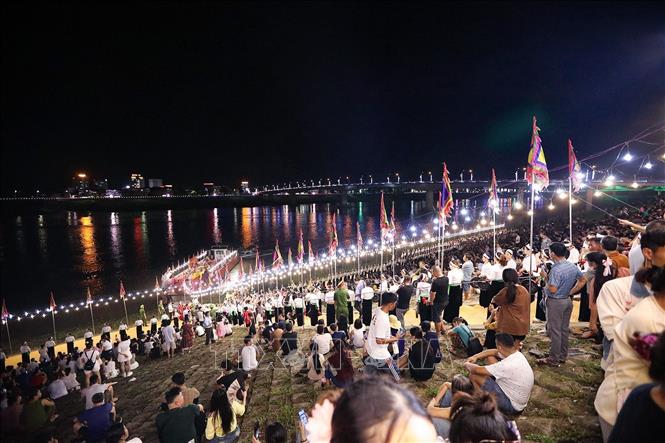 Đông đảo nhân dân tỉnh Hòa Bình tham dự buổi lễ . Ảnh: Trọng Đạt - TTXVN