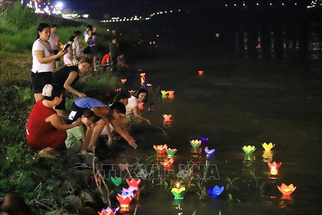 Người dân Hòa Bình thả hoa đăng trên dòng sông Đà tại buổi lễ. Ảnh: Trọng Đạt - TTXVN
