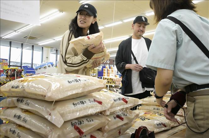 Gạo được bày bán tại một siêu thị ở Sendai, Nhật Bản. Ảnh: Kyodo/TTXVN