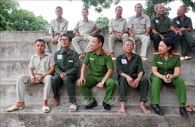 Cán bộ, chiến sĩ Cơ sở cai nghiện số 3, Công an thành phố Hà Nội thăm hỏi, động viên các học viên cai nghiện ma tuý. Ảnh: Phạm Kiên - TTXVN