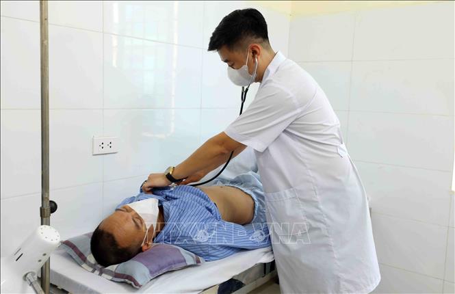 Cán bộ cơ sở cai nghiện ma tuý số 3, Công an thành phố Hà Nội thăm khám, theo dõi tình hình sức khoẻ các học viên cai nghiện ma tuý. Ảnh: Phạm Kiên - TTXVN