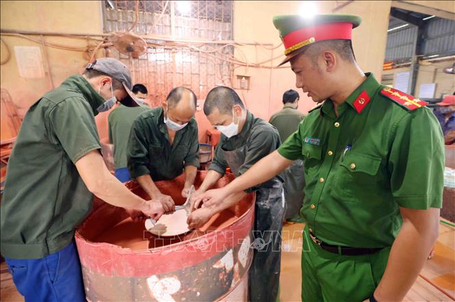Cán bộ, chiến sĩ Cơ sở cai nghiện số 3 hướng dẫn học viên sản xuất đồ lưu niệm. Ảnh: Phạm Kiên - TTXVN