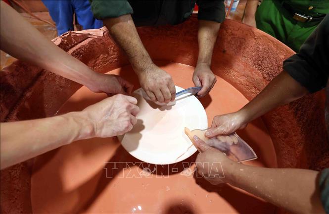 Học viên tại cơ sở cai nghiện số 3 (Công an thành phố Hà Nội) sản xuất đồ lưu niệm. Ảnh: Phạm Kiên - TTXVN