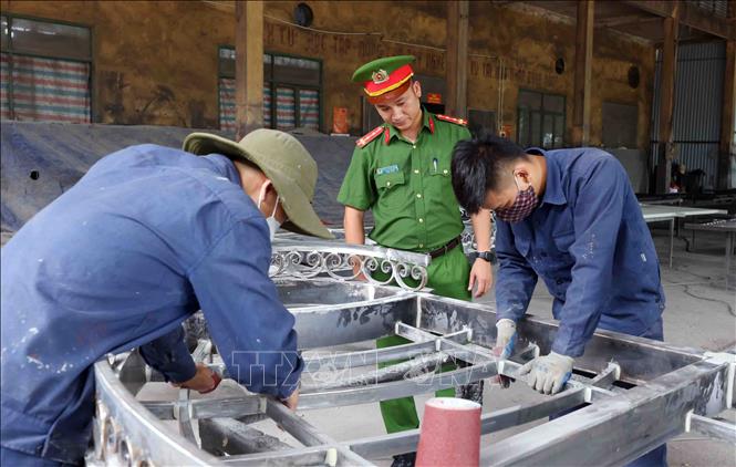Cán bộ, chiến sĩ cơ sở cai nghiện số 3, Công an thành phố Hà Nội hướng dẫn học viên cai nghiện ma tuý lao động sản xuất. Ảnh: Phạm Kiên - TTXVN