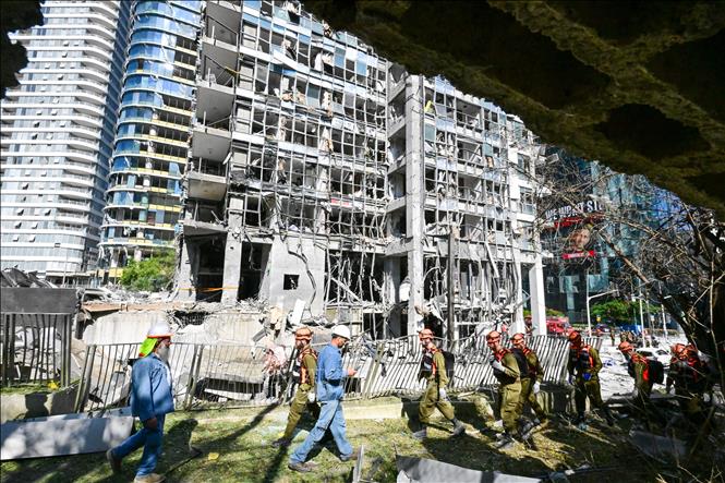 Tòa nhà bị phá hủy sau một vụ tấn công tại Ramat Gan, Israel. Ảnh: THX/TTXVN