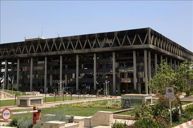 Tòa nhà tại Tehran, Iran, bị phá hủy sau một vụ tấn công. Ảnh: THX/TTXVN