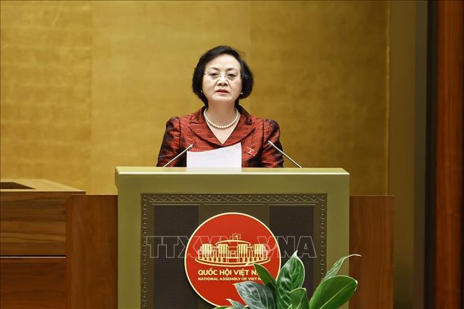 Bộ trưởng Bộ Nội vụ Phạm Thị Thanh Trà, thừa ủy quyền của Thủ tướng Chính phủ trình bày Báo cáo giải trình, tiếp thu, chỉnh lý dự thảo Luật Cán bộ, công chức (sửa đổi). Ảnh: Doãn Tấn - TTXVN