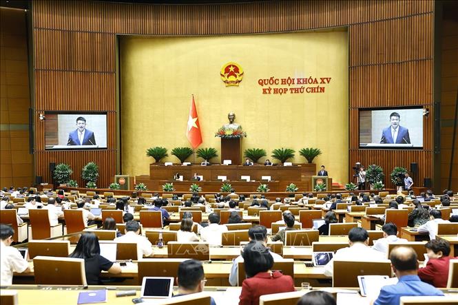 Viện trưởng Viện Kiểm sát nhân dân tối cao Nguyễn Huy Tiến trình bày Báo cáo giải trình, tiếp thu, chỉnh lý dự thảo Nghị quyết của Quốc hội về việc thí điểm Viện kiểm sát nhân dân khởi kiện vụ án dân sự để bảo vệ quyền dân sự của các chủ thể là nhóm dễ bị tổn thương hoặc bảo vệ lợi ích công. Ảnh: Doãn Tấn - TTXVN