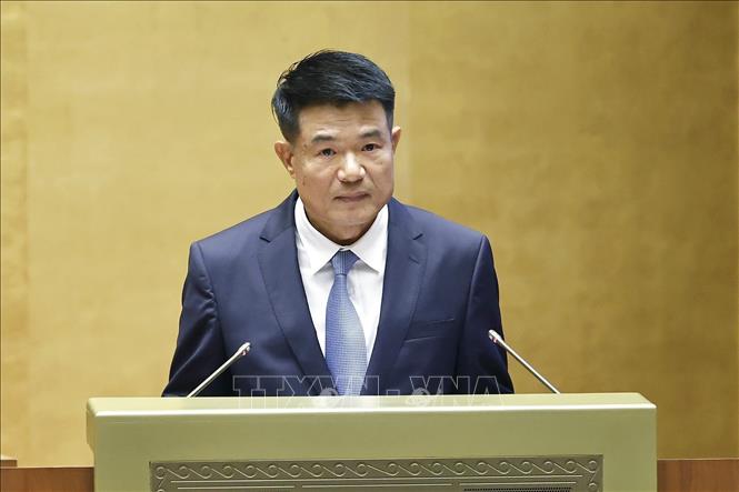 Viện trưởng Viện Kiểm sát nhân dân tối cao Nguyễn Huy Tiến trình bày Báo cáo giải trình, tiếp thu, chỉnh lý dự thảo Nghị quyết của Quốc hội về việc thí điểm Viện kiểm sát nhân dân khởi kiện vụ án dân sự để bảo vệ quyền dân sự của các chủ thể là nhóm dễ bị tổn thương hoặc bảo vệ lợi ích công. Ảnh: Doãn Tấn - TTXVN