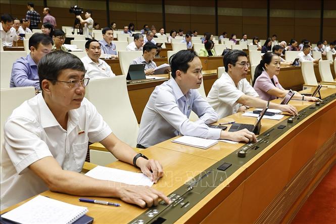 Đại biểu Quốc hội ấn nút biểu quyết thông qua các luật và nghị quyết. Ảnh: Doãn Tấn - TTXVN