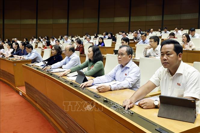 Đại biểu Quốc hội ấn nút biểu quyết thông qua các luật và nghị quyết. Ảnh: Doãn Tấn - TTXVN