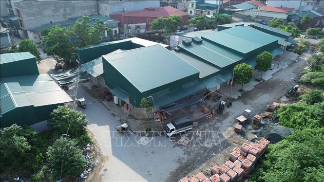 Những trục đường lớn trong làng La Phù lác đác người qua lại. Ảnh: Thành Phương – TTXVN