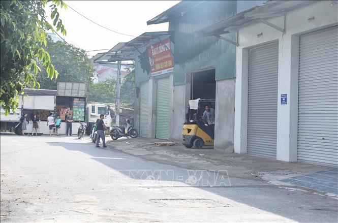 Những cửa hàng hé cửa với ánh mắt dò xét mỗi khi xuất hiện người lạ. Ảnh: Thành Phương – TTXVN