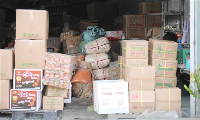 Hàng hóa đa dạng chủng loại và thương hiệu vẫn ngập tràn tại các cửa hàng trong làng La Phù. Ảnh: Thành Phương – TTXVN