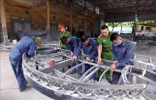 Cán bộ, chiến sĩ cơ sở cai nghiện số 3 hướng dẫn học viên cai nghiện ma tuý học nghề cơ khí. Ảnh: Phạm Kiên - TTXVN
