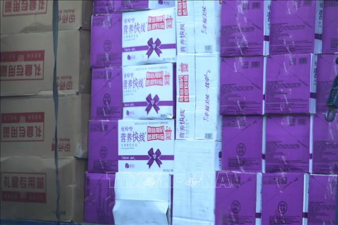 Hàng hoá có nhãn mác nước ngoài tại “Thủ phủ” hàng thực phẩm làng La Phù. Ảnh: Thành Phương – TTXVN