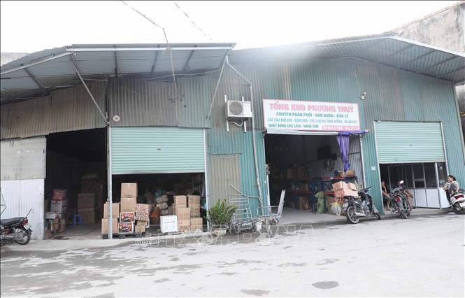 Cảnh tượng vắng vẻ khác thường tại làng La Phù. Ảnh: Thành Phương – TTXVN