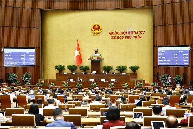 Quốc hội biểu quyết thông qua Luật Cán bộ, công chức (sửa đổi). Ảnh: Doãn Tấn - TTXVN