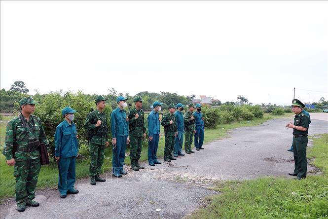 Lực lượng Bộ đội Biên phòng đồn Hải Hoà phối hợp với lực lượng dân quân phường Hải Hoà, thành phố Móng Cái (Quảng Ninh), triển khai kế hoạch đi tuần tra bảo vệ biên giới thuộc địa bàn quản lý. Ảnh: Vũ Sinh - TTXVN