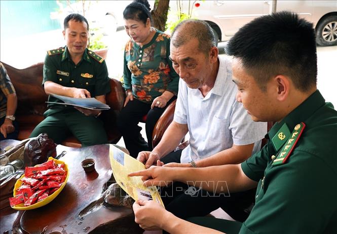 Bộ đội Biên phòng đồn Hải Hoà (BĐBP tỉnh Quảng Ninh) tuyên truyền về công tác bảo vệ an ninh tổ quốc cho gia đình ông Nguyễn Đình Thiếp, phường Hải Hoà, thành phố Móng Cái. Ảnh: Vũ Sinh - TTXVN