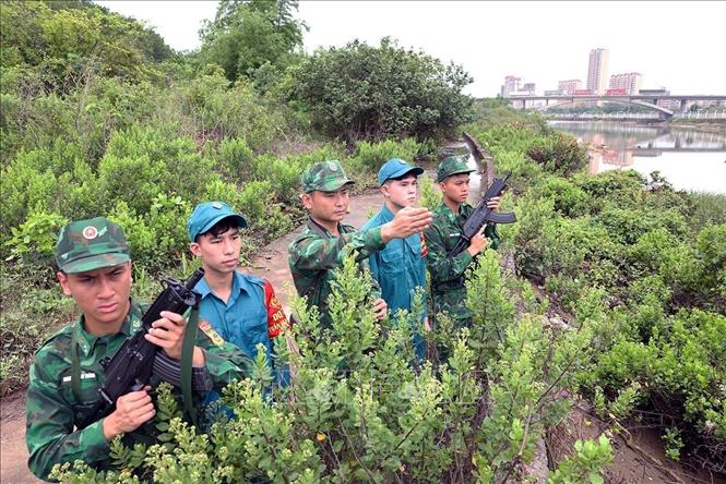 Lực lượng Bộ đội Biên phòng đồn Hải Hoà phối hợp với lực lượng dân quân phường Hải Hoà, thành phố Móng Cái (Quảng Ninh), triển khai kế hoạch đi tuần tra bảo vệ biên giới thuộc địa bàn quản lý. Ảnh: Vũ Sinh - TTXVN