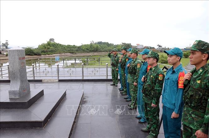 Lực lượng Bộ đội Biên phòng đồn Hải Hoà phối hợp với lực lượng dân quân phường Hải Hoà, thành phố Móng Cái (Quảng Ninh), triển khai kế hoạch đi tuần tra bảo vệ biên giới tại cột mốc biên giới số 1371. Ảnh: Vũ Sinh - TTXVN
