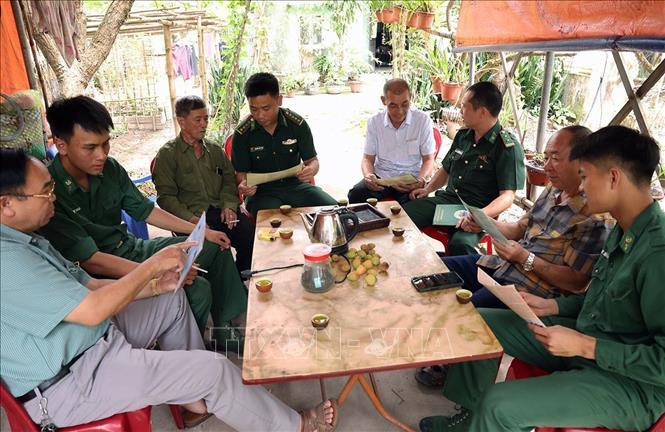 Bộ đội Biên phòng đồn Hải Hoà (BĐBP tỉnh Quảng Ninh) tuyên truyền về công tác bảo vệ an ninh tổ quốc ở gia đình ông Trương Thắng Cần, phường Hải Hoà, thành phố Móng Cái. Ảnh: Vũ Sinh - TTXVN