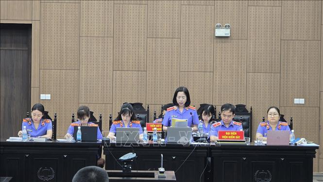 Đại diện Viện Kiểm sát công bố bản Cáo trạng tại phiên tòa. Ảnh: Kim Anh - TTXVN