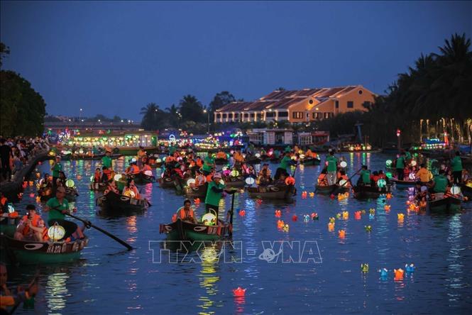 Among the many exciting and memorable activities available, tourists are told to ride boats along the Thu Bon River to enjoy the peaceful and unique traditions and customs of local life in Hoi An ancient town. VNA Photo