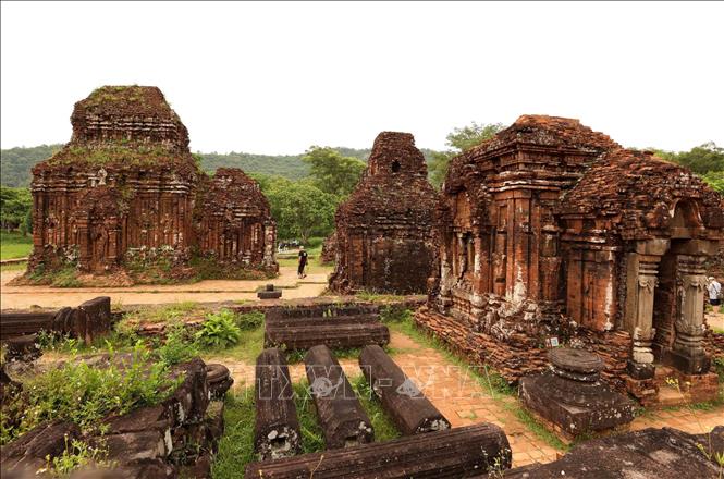 Những ngọn tháp gạch nung đỏ sừng sững vươn lên trời, biểu tượng bất diệt cho một thời kỳ vàng son của vương quốc Chăm Pa. Ảnh: Nhật Anh - TTXVN 