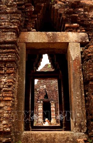 Kỹ thuật xây dựng độc đáo của người Chăm cổ vẫn là một bí ẩn, thu hút du khách. Ảnh: Nhật Anh - TTXVN 