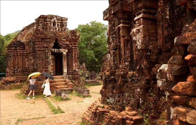 Du khách quốc tế lặng lẽ chiêm ngưỡng vẻ đẹp của di sản, lắng nghe 